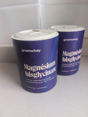 Deux pots de Magnésium Bisglycinate du client sur un comptoir.