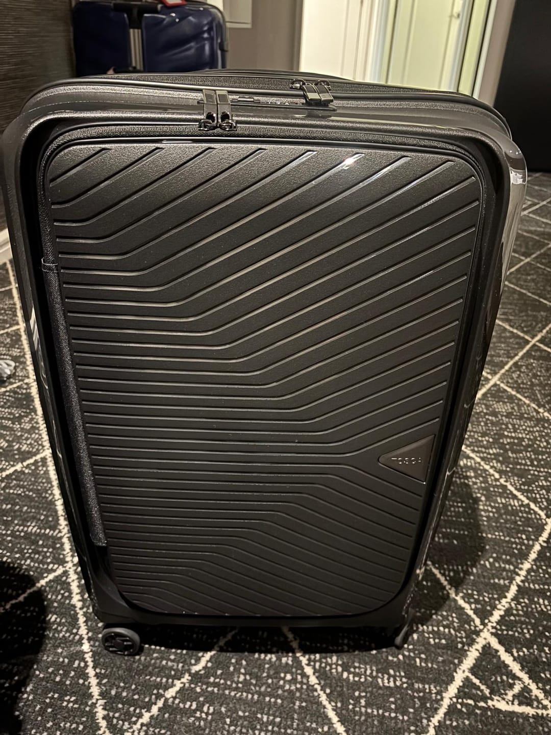 Customer photo review of Tosca Space-X Expandable Hardside Medium Spinner Suitcase - 66cm - Black
