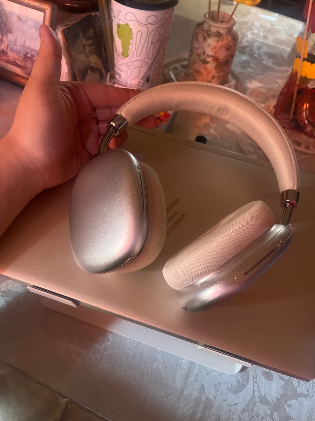 Customer photo review of Audifonos Inalambricos On Ear STF Cherry 20 Hrs Beige