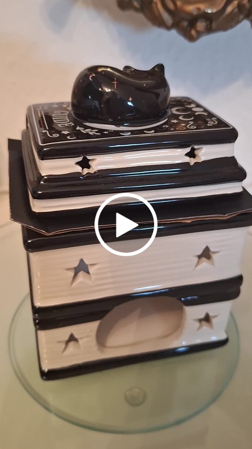 Customer video review of Schwarze Katze Duftlampe Bücherstapel – Witchy Öl & Wax Wärmer