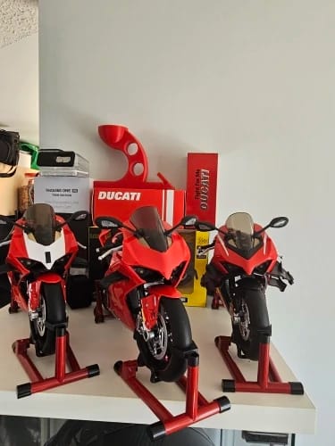 Customer photo review of Ducati Superleggera V4-1:7