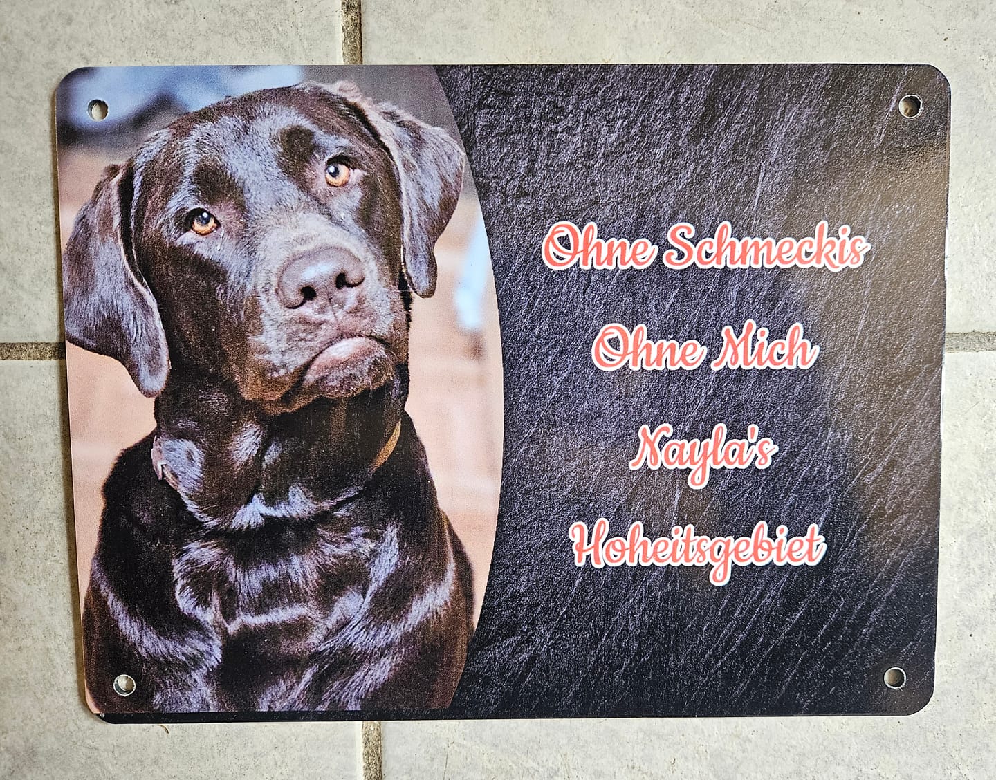 Customer photo review of Hunde-Türschild personalisiert mit Foto & Text (UV- und wetterfest)