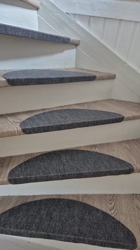 Kunde viser den fornyede trappen sin dekket med Oak Coffee kontaktplast med lyst eikeutseende.