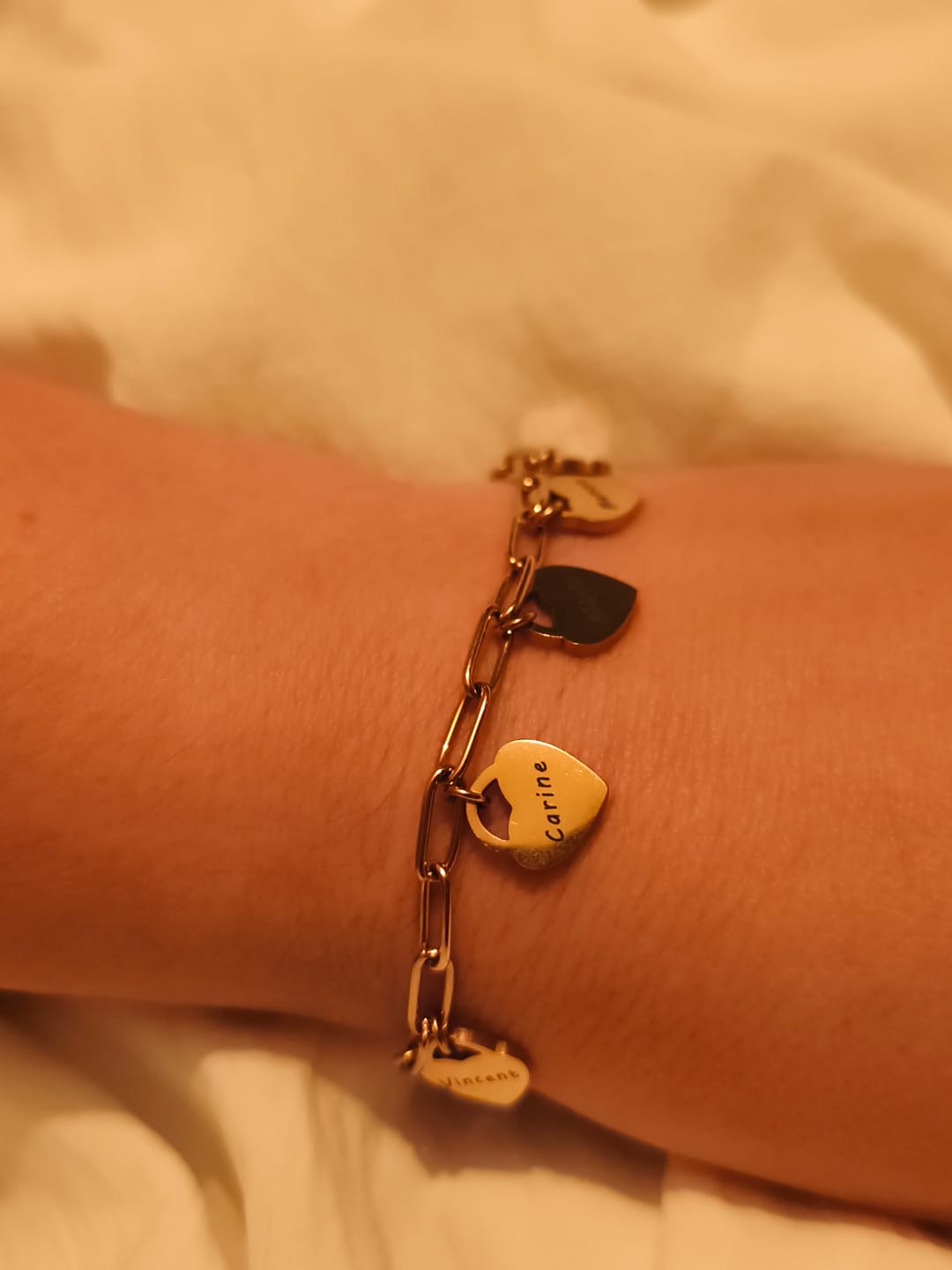 Customer photo review of Bracelet avec pendentifs cœur personnalisés
