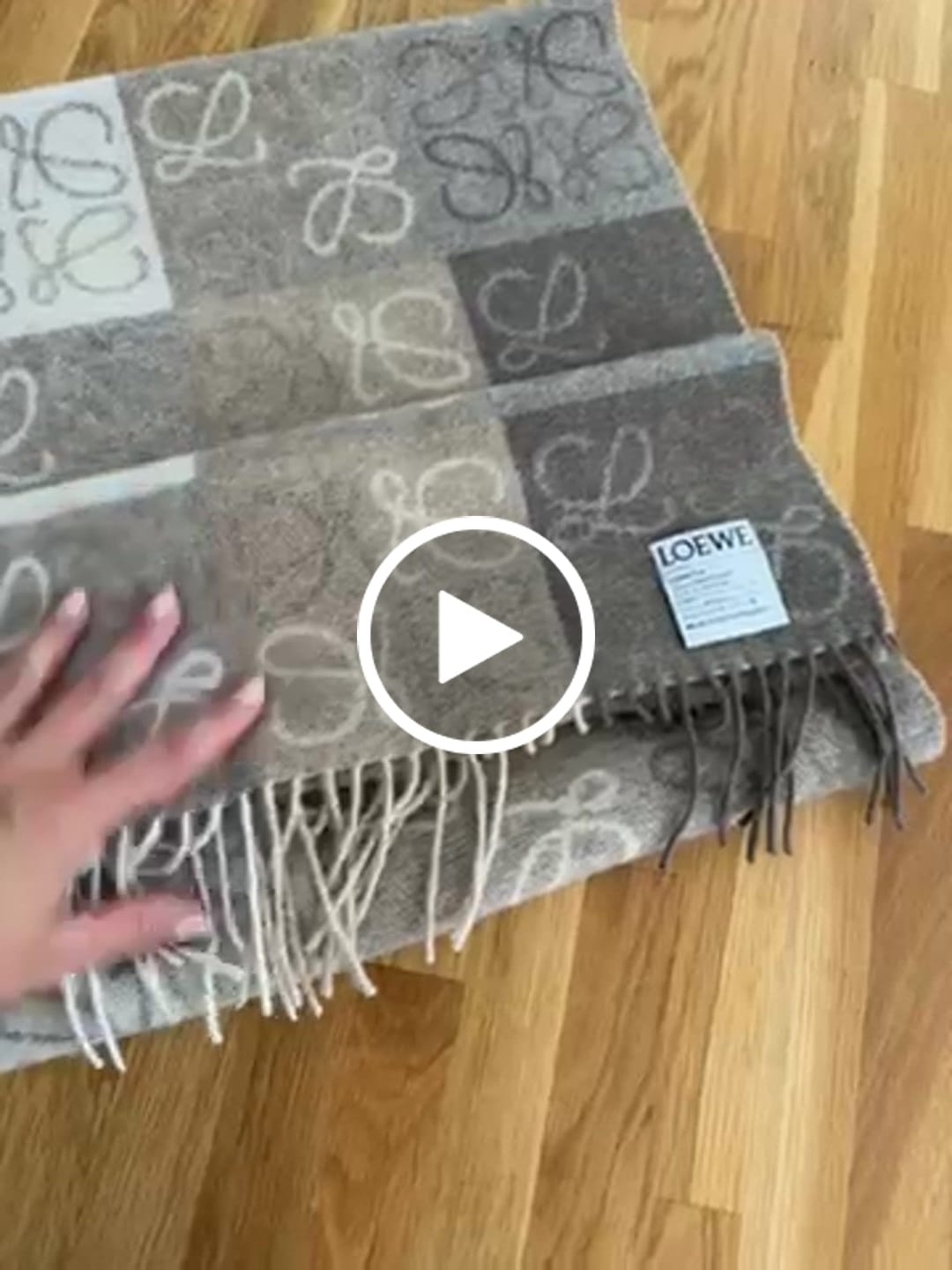 Customer video review of Loewe Scarf 180CM Light Brown Gray Wool Cashmere 968611