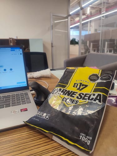 Cliente con su bolsa de Carne Seca Original en el escritorio de su trabajo.