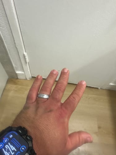 A reviewer's hand wearing the Aureum Silver ring, highlighting its textured silver-foil inlay.