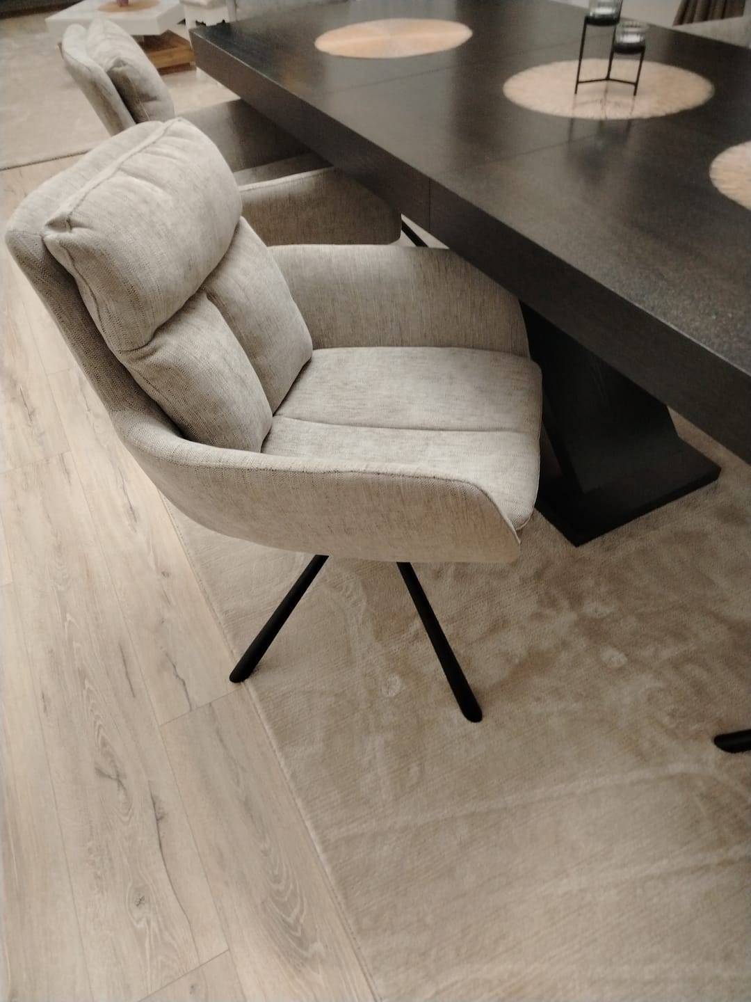 Customer photo review of Scaun pentru living K495, bej/negru, stofa clasica/metal, 60x65x87 cm