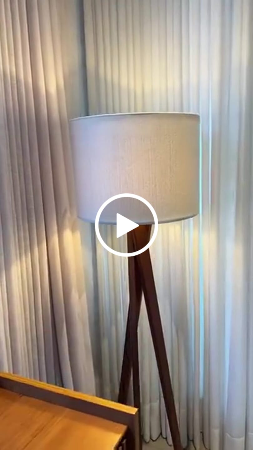 Customer video review of Luminária de Chão Paris em Madeira com Cúpula em Tecido