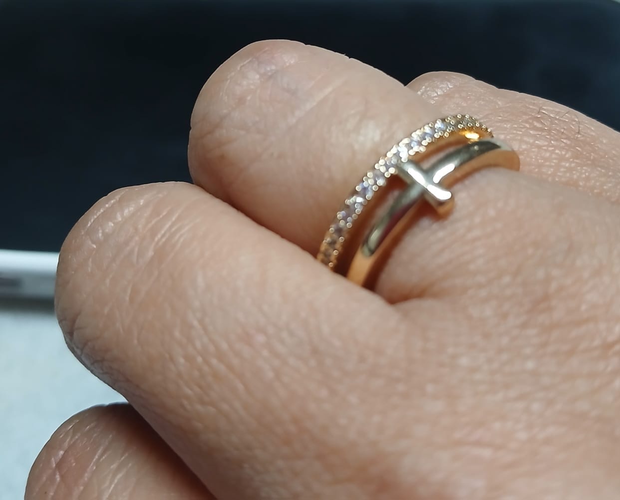 Customer photo review of Anel de Cruz Cravejado Feminino - Ouro