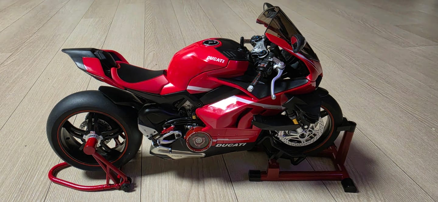 Customer photo review of Ducati Superleggera V4-1:7