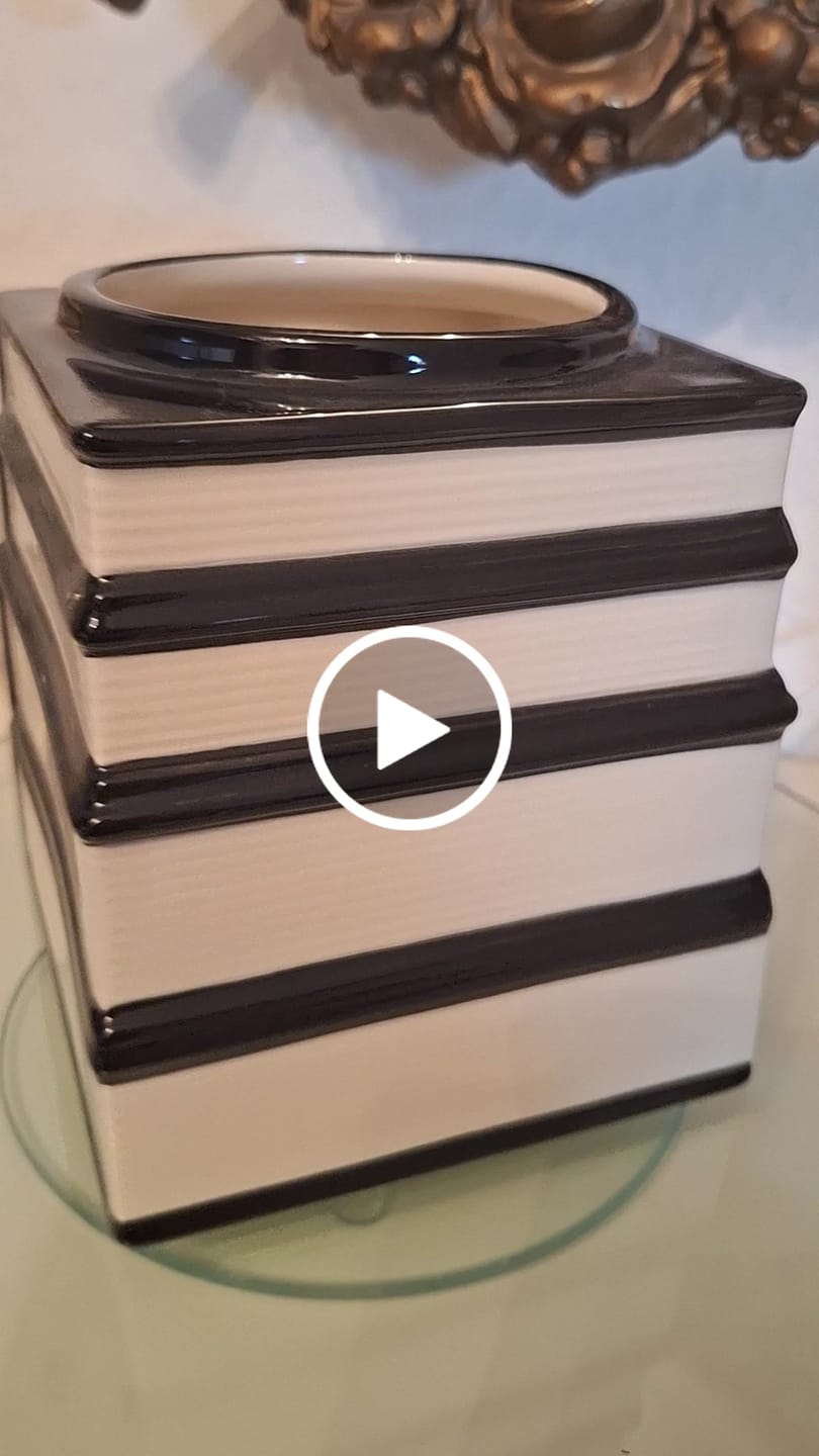 Customer video review of Katzenmagie Vase „Bücher der Magie“ – Witchy Deko Blumenvase