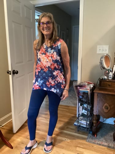 Customer showing the fit of the navy blue 3D Anti-Cellulite Leggings while standing in a hallway.