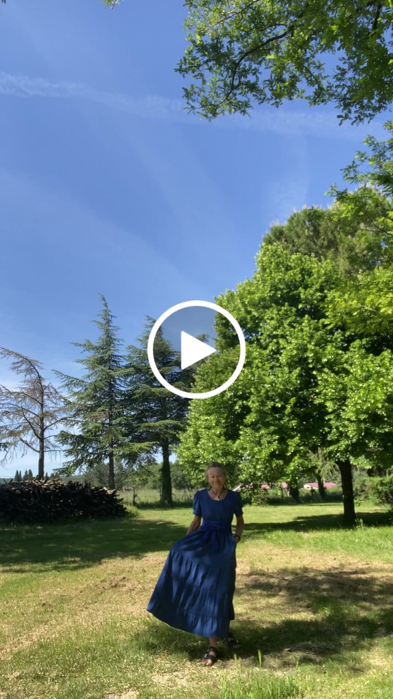 Customer video review of Robe Louisa manches 3/4 – Seersucker de coton bleu majorelle