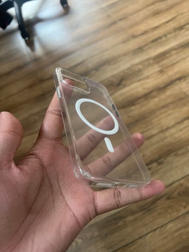 Customer holding the transparent Anti Yellow Magsafe Clear Case, showing the white magnetic ring.
