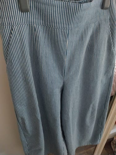 Photo d'un client montrant un gros plan du pantalon Briac en toile de coton rayé.