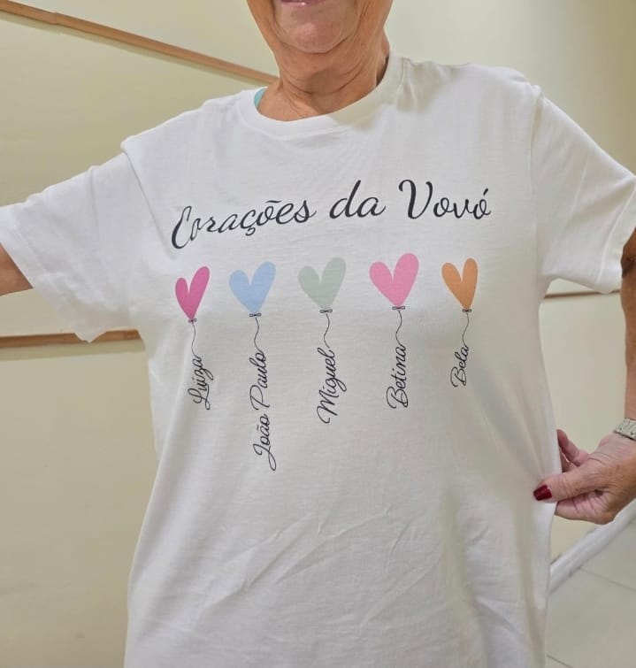 Customer photo review of Camiseta Personalizada CORAÇÕES DA VOVÓ - BRANCA - Algodão 100%