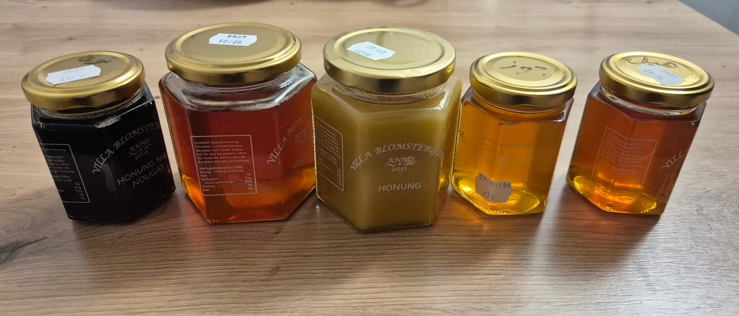 Customer photo review of Höstens honungspaket – 5 burkar honung + honungspinne (säsongsprodukt)