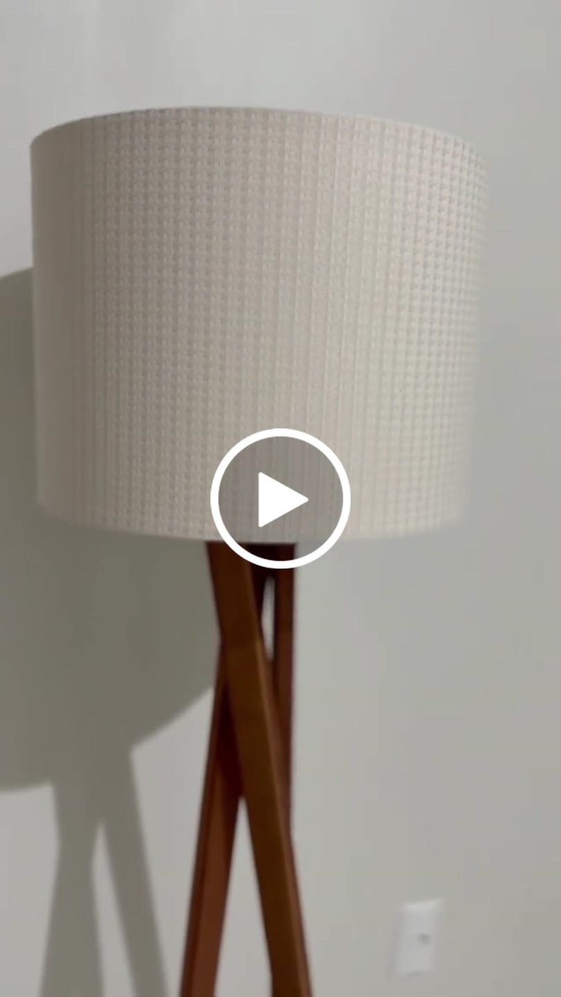 Customer video review of Luminária de Chão Paris em Madeira com Cúpula em Tecido