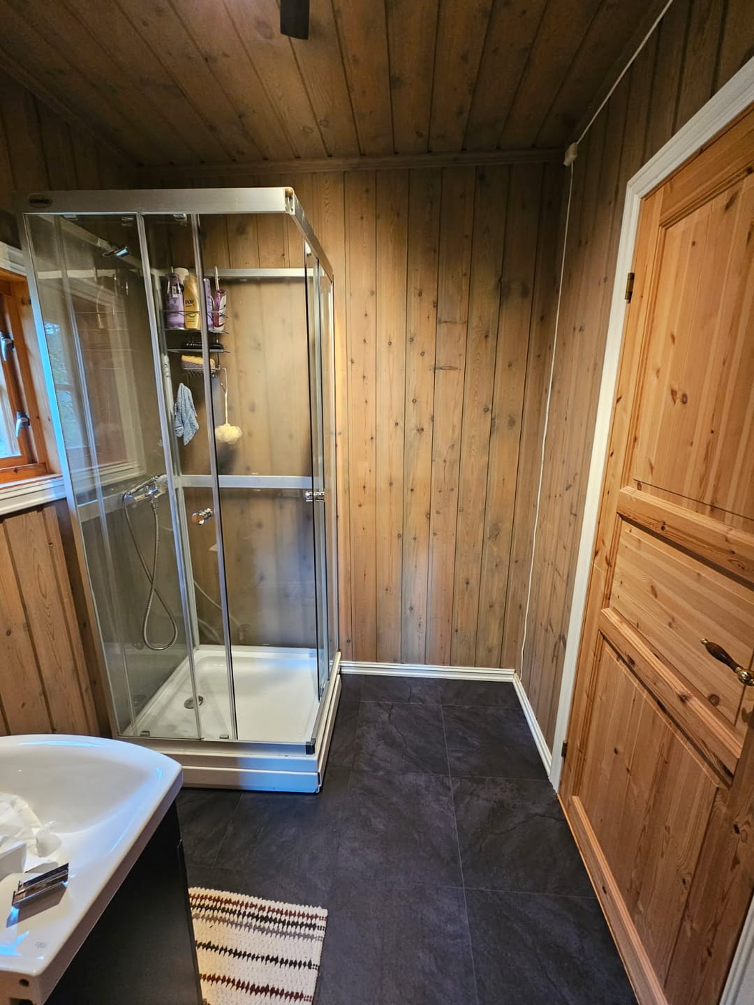 Customer photo review of 8-pk Skifer antrasitt selvklebende fliser