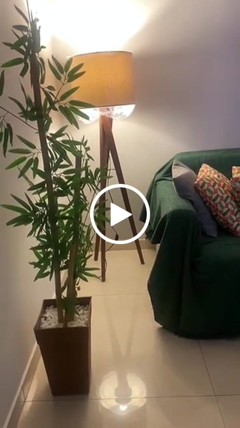 Customer video review of Luminária de Chão Paris em Madeira com Cúpula em Tecido