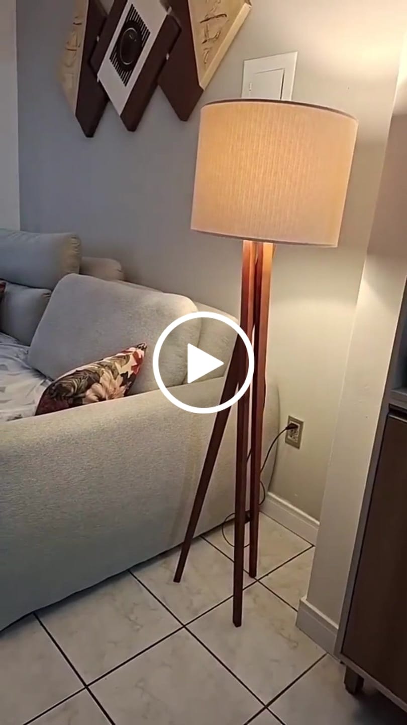 Customer video review of Luminária de Chão Paris em Madeira com Cúpula em Tecido