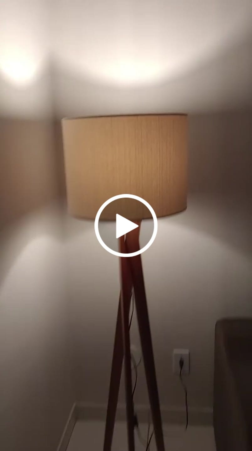 Customer video review of Luminária de Chão Paris em Madeira com Cúpula em Tecido