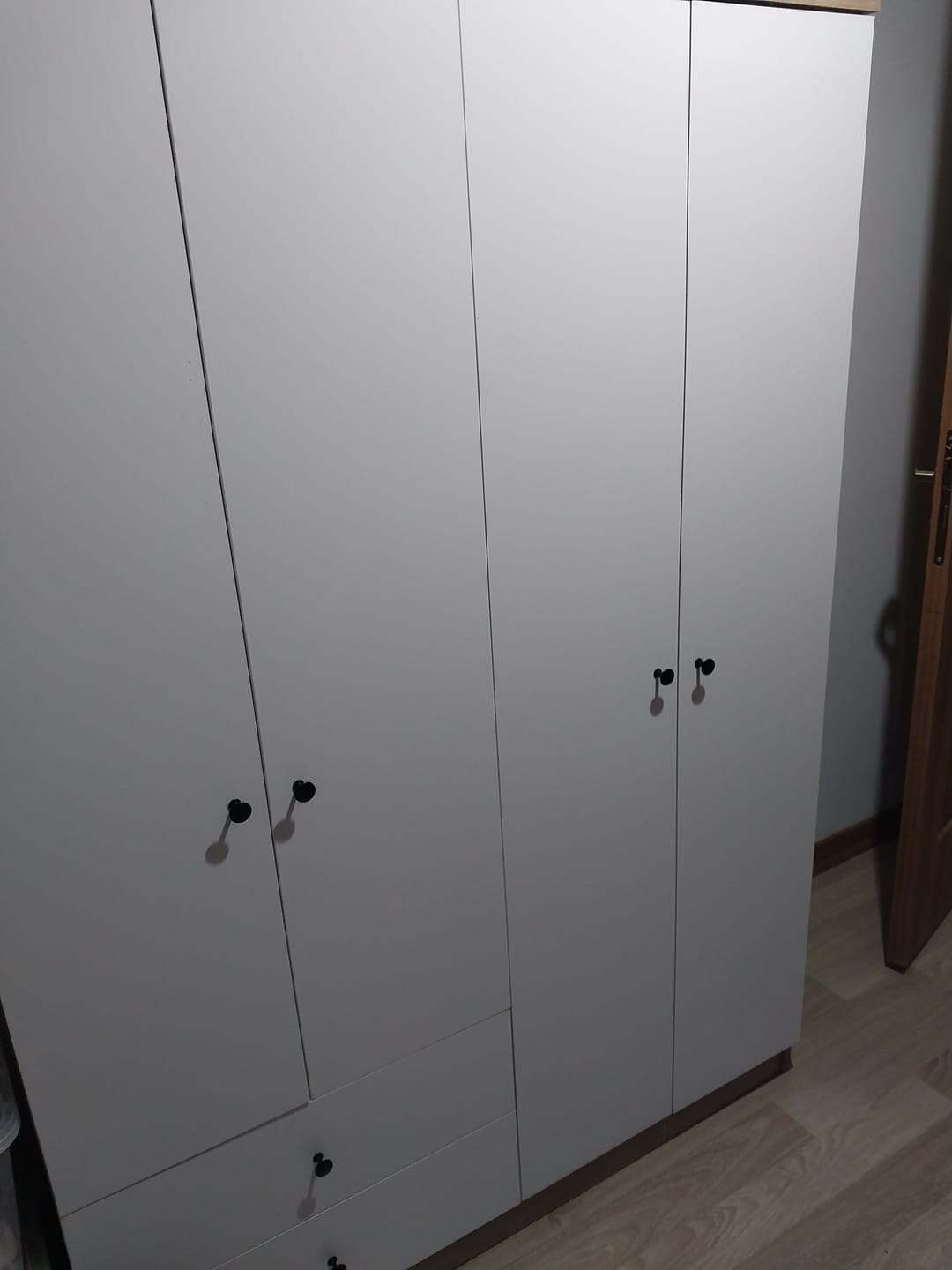 Customer photo review of Rani BA108 Geniş Gardırop Elbise Dolabı 4 Kapaklı 2 Çekmeceli 1 Raflı 2 Askılı Sepet Ceviz - Beyaz