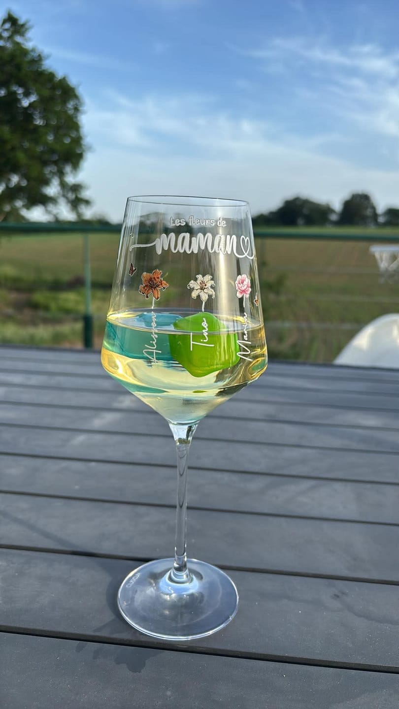 Customer photo review of Le jardin de Mamie - Verre à vin personnalisé avec fleurs de naissance pour Maman et Mamie