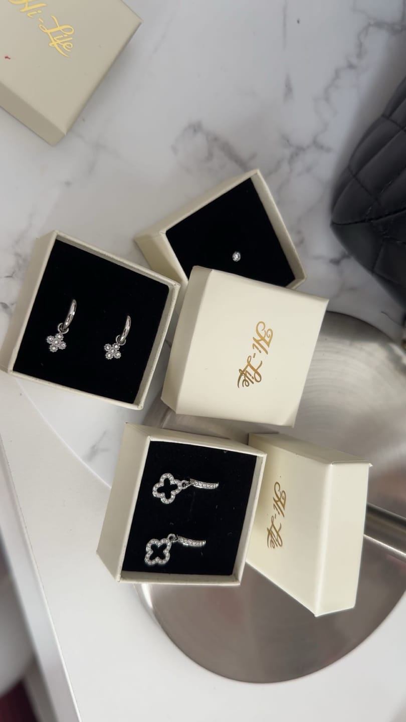 Customer photo review of Pave Lucky Aura Huggie Ohrringe 14K Vergoldet