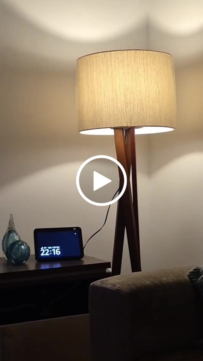 Customer video review of Luminária de Chão Paris em Madeira com Cúpula em Tecido