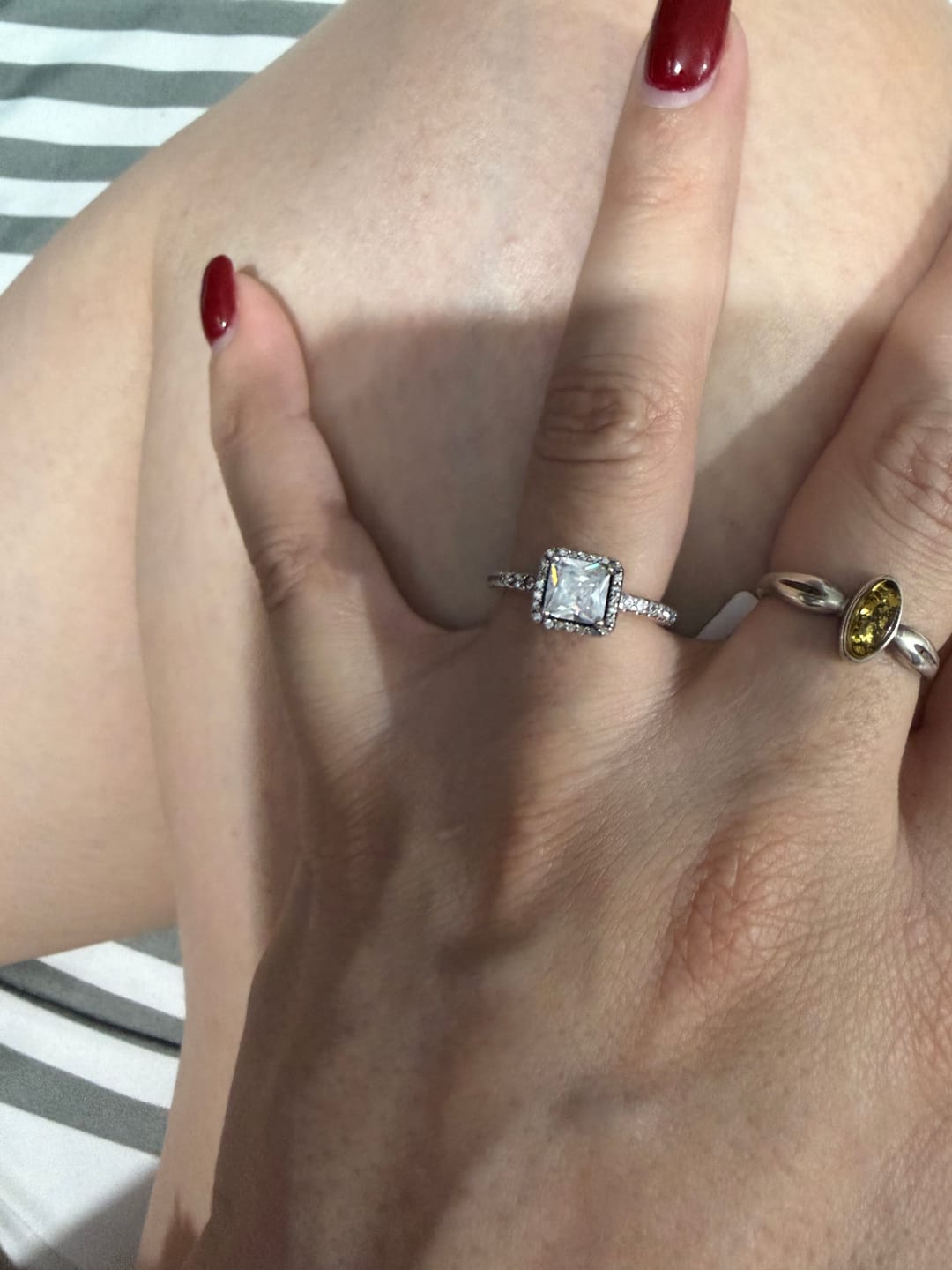 Customer photo review of ANILLO SQUARE CUADRADO HALO BRILLANTE PANDORA + KIT DE REGALO