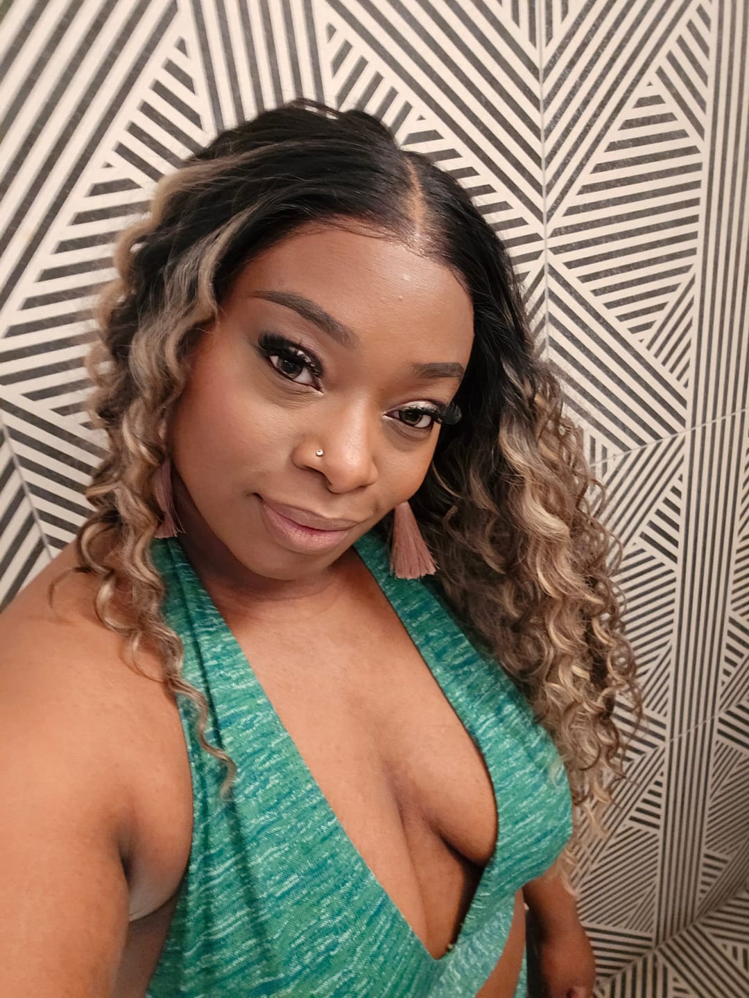 Customer photo review of Outre Perfect Hairline True Frontal Glueless Fully Hand-Tied 13x6 Pre-Shaped HD Lace Front Wig - PEAK 703