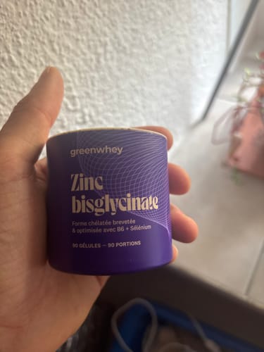 Avis d'un client tenant le pot violet de Zinc Bisglycinate dans la main.