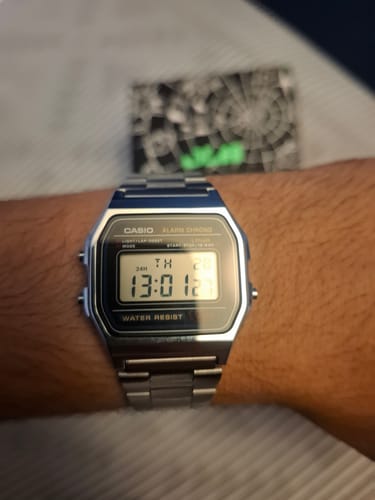 Cliente con el Reloj Casio Vintage A158WA-1DF plateado en la muñeca.