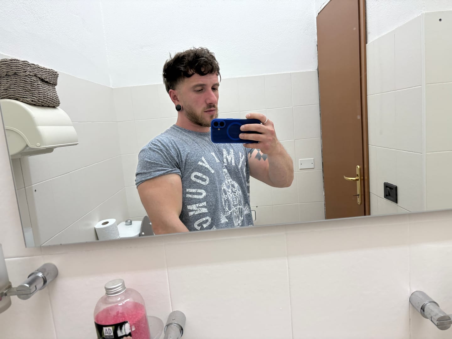 Customer photo review of 4206 - Gold's Gym Heather Tees