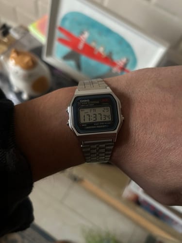 Primer plano del Reloj Casio Vintage plateado en la muñeca de un reseñador.