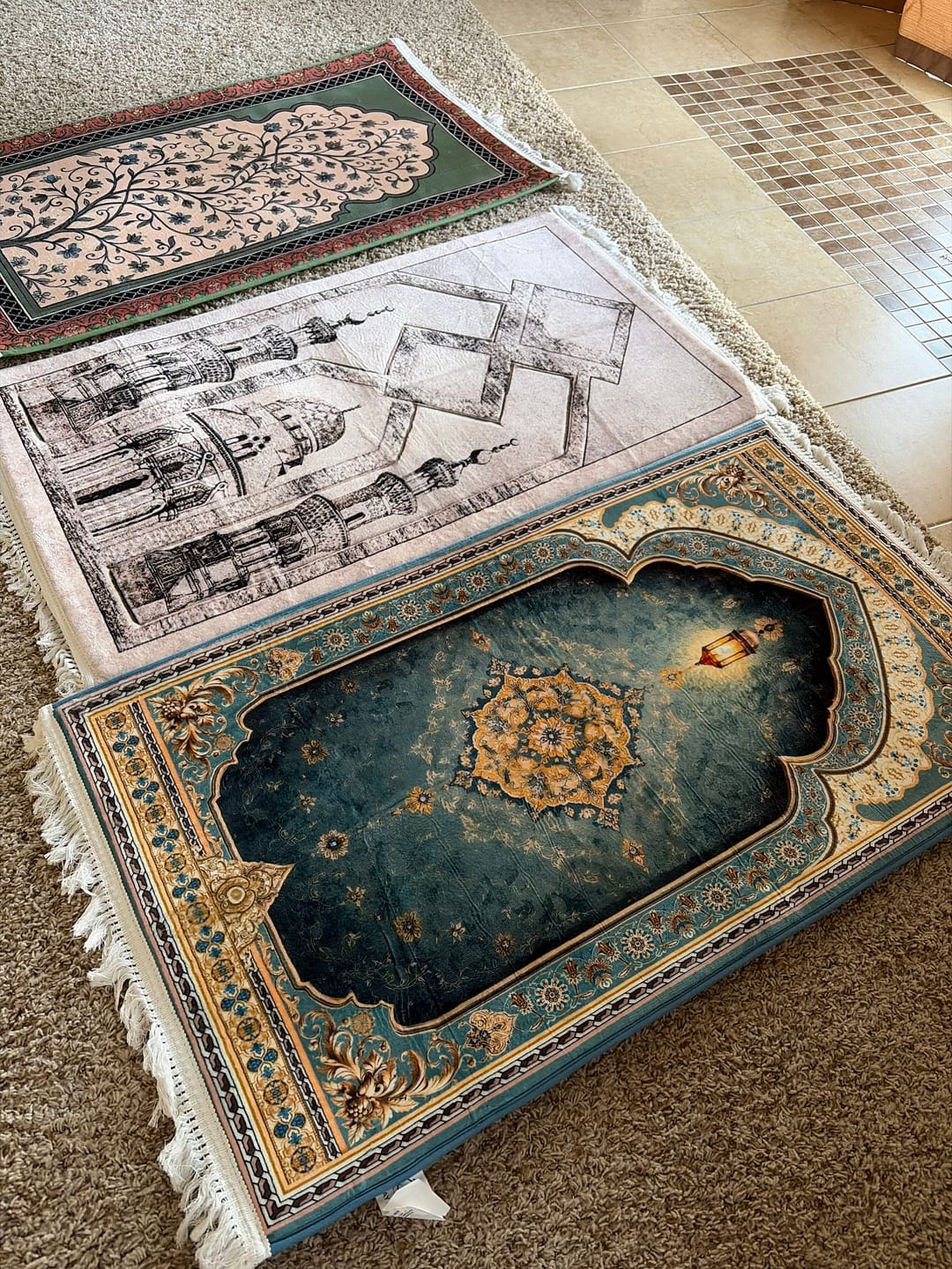 Customer photo review of Verde Mehrab Padded Prayer Mat