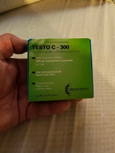 Cliente sosteniendo la caja verde de Testosterona Cypionato 300mg de Emirates Biotech.