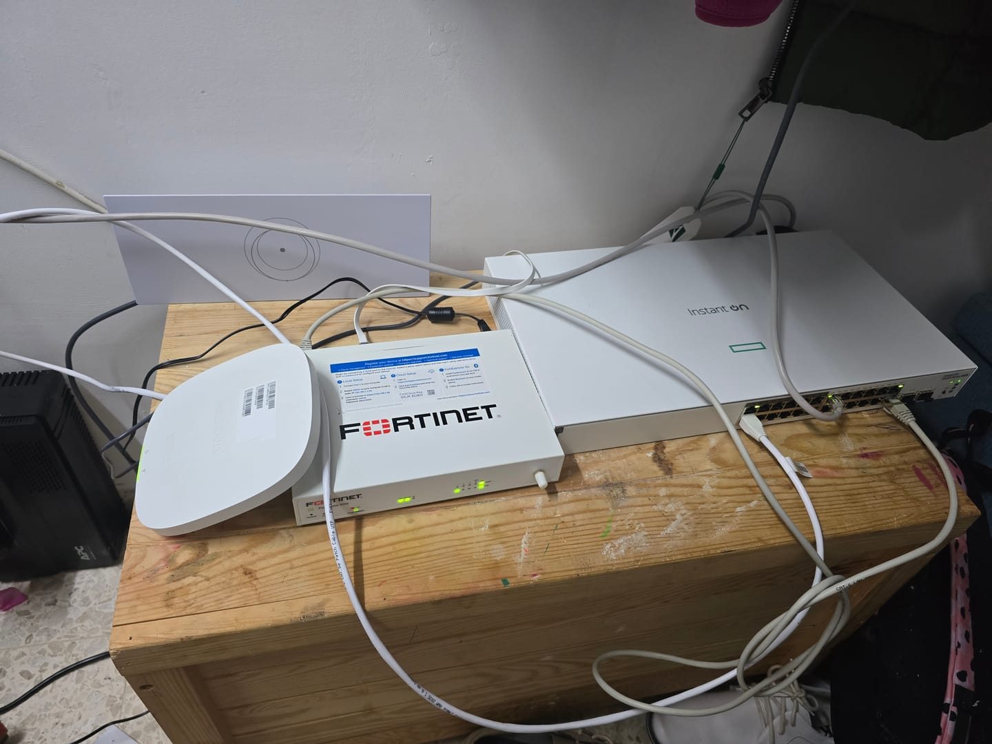 Customer photo review of HPE Networking Instant On 1830 24G 12p Class4 PoE 2SFP 195W Switch JL813A מתג POE חצי מנוהל 24 פורטים
