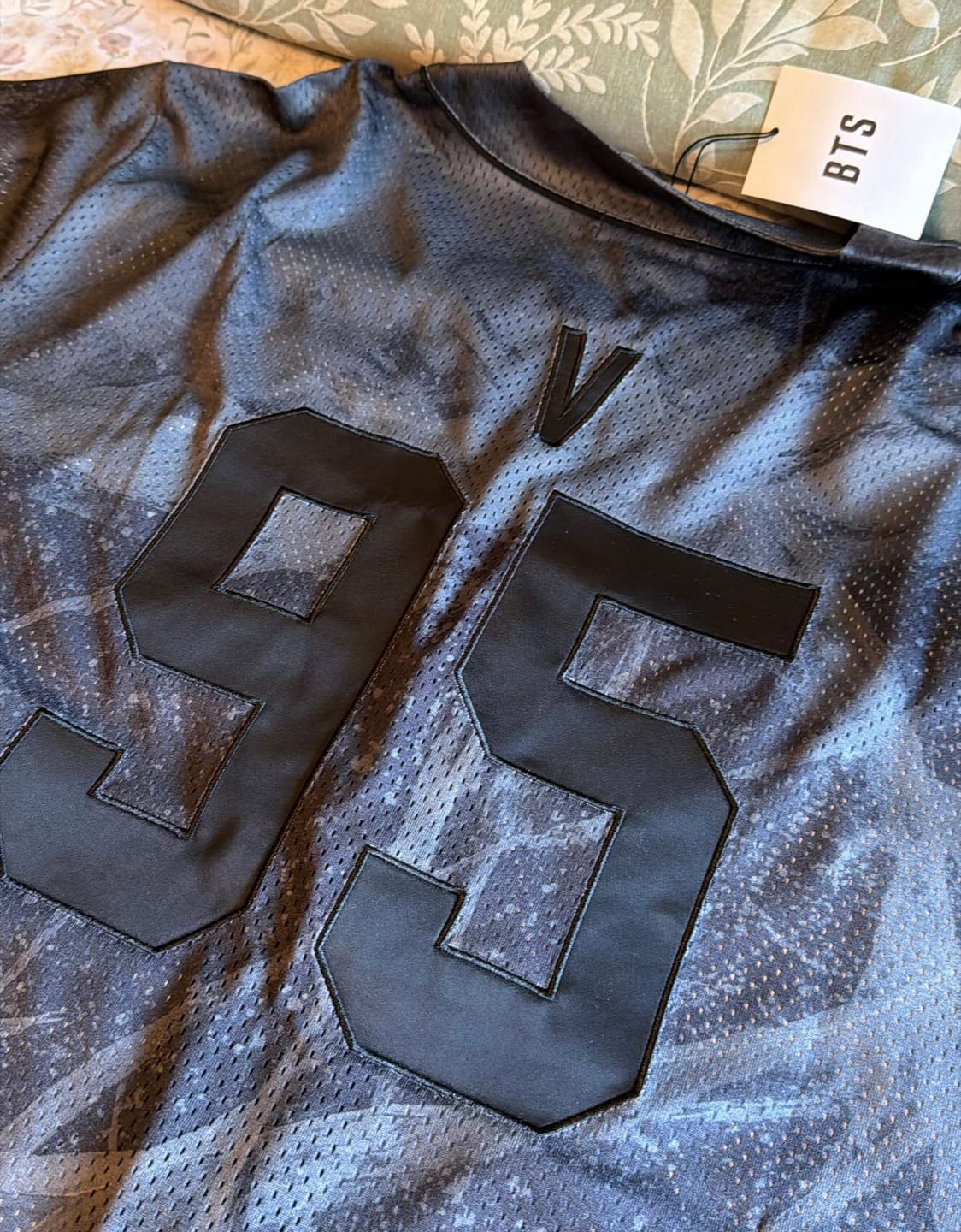 Customer photo review of BTS - ARIRANG WORLD TOUR OFFICIAL MD S/S JERSEY
