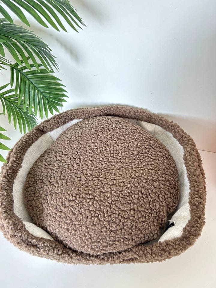 Customer photo review of Semi-Enclosed Dual-Mode Shell Cat Bed