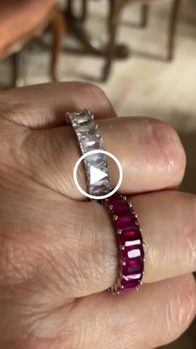 Customer video review of Anello Baguette con Grandi Zirconi Bianchi