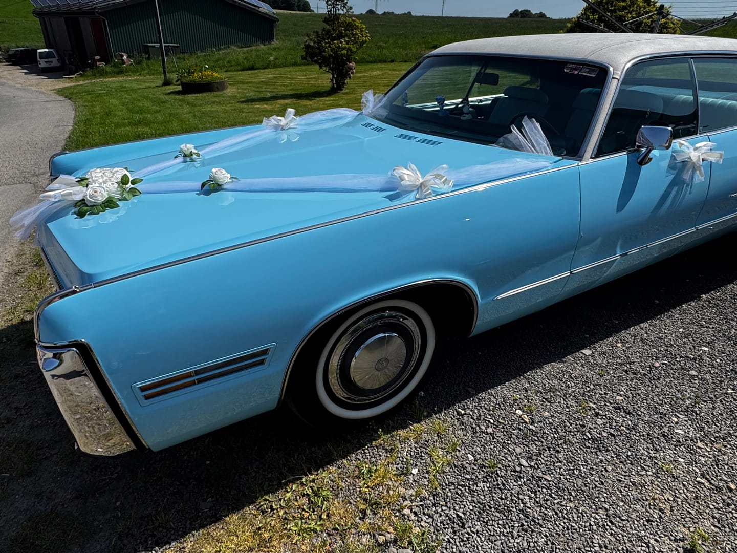 Customer photo review of Autoschmuck Hochzeit Blumendeko Motorhaube - DAPHNE