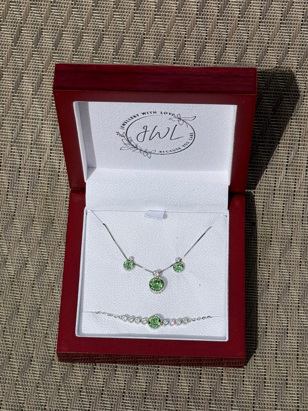 Customer photo review of 3-Piece Peridot Green Crystal Jewellery Gift Set