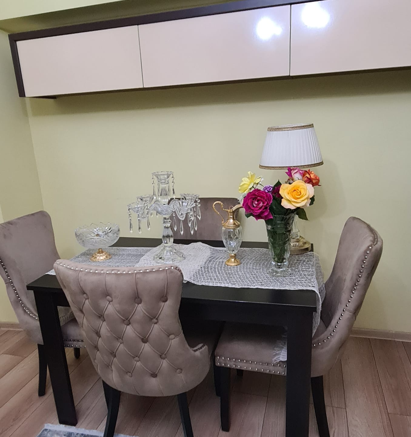 Customer photo review of Scaun lemn masiv tapitat ALDA, bej/negru, stofa catifelata/lemn, 50x62x95 cm