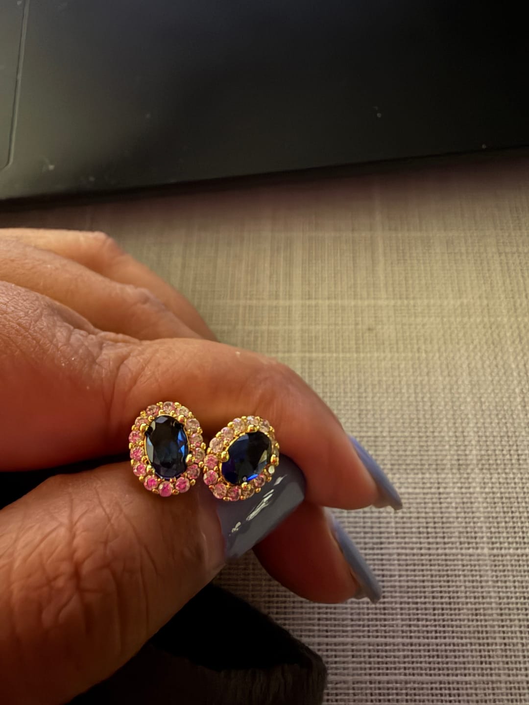 Customer photo review of Par Arete Ovalado Birthstone Dorado