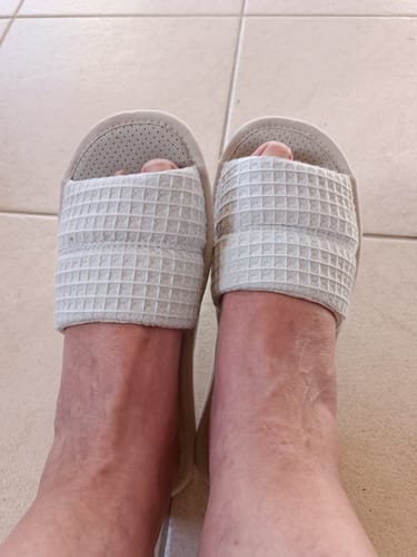 Customer photo review of Zapatillas de casa Gomus con textura panal - Confort y frescor