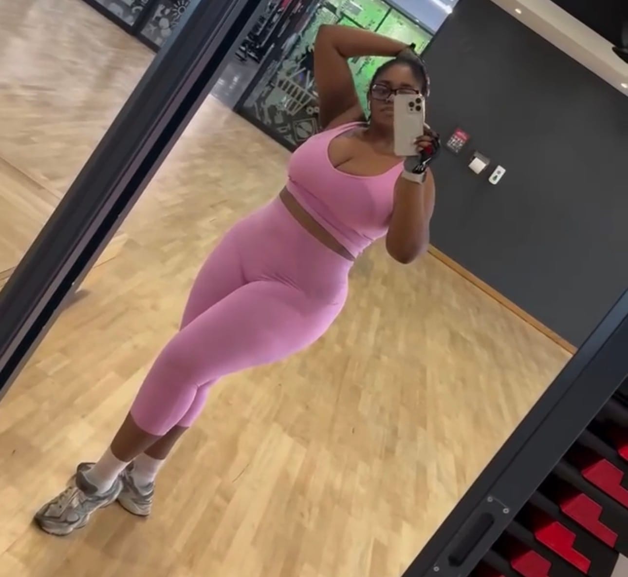 Customer photo review of 7/8 Tummy Control Butt-Lifting Leggings with Pockets