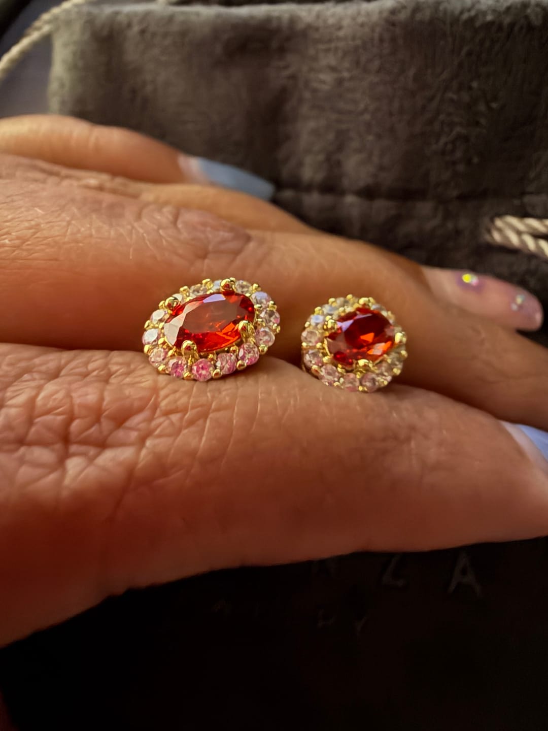 Customer photo review of Par Arete Ovalado Birthstone Dorado